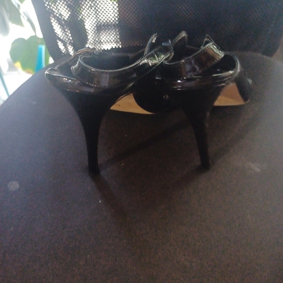 Manolo Blahnik black patent leather strappy slingback heels 40.5. - Picture 2 of 5